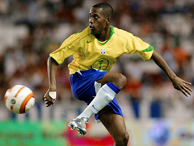 Robinho da bella mostra di sè nella rete del 2 a 0 (officialfootballwebsites.com)